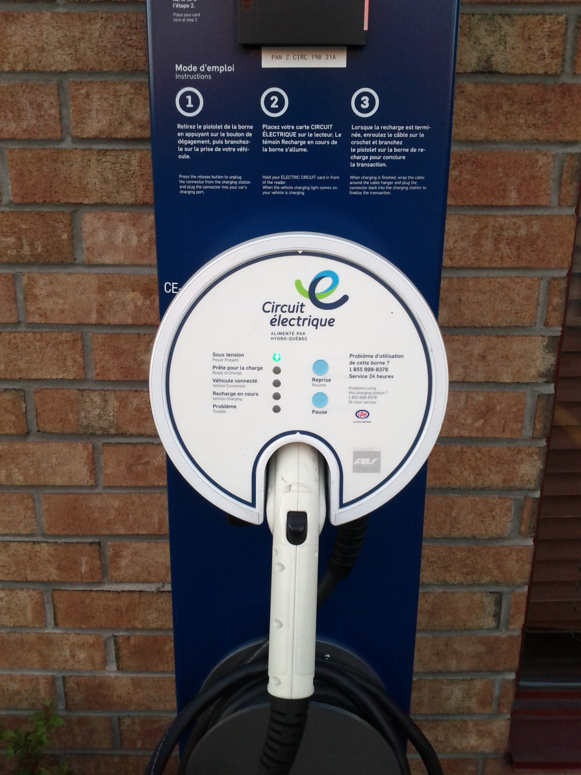 Hydro-Québec Electric Circuit pedestal in a restaurant parking lot