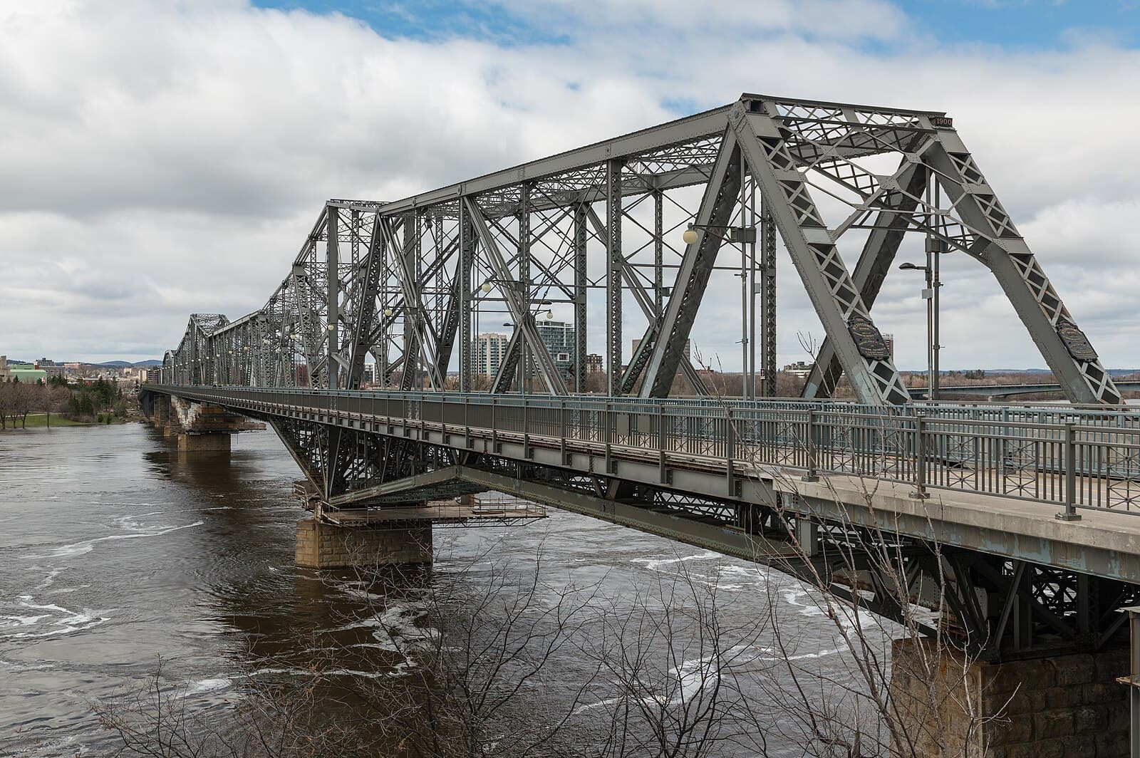 Alexandra Bridge between Ottawa and Gatineau