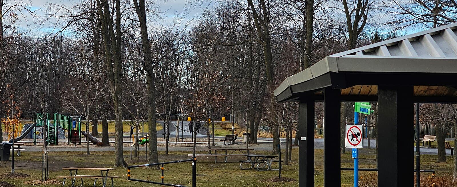 Gazebo and play area at Parc Michel-Chartrand in Longueuil